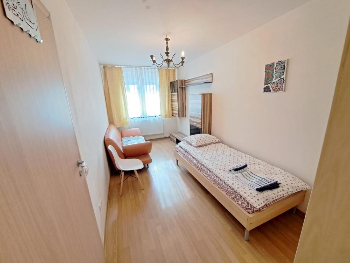 Bine Ati Venit La Maria Str Ion Alexandru Nr 1 Bl 14 Ap 1 Apartment Arad Exterior photo